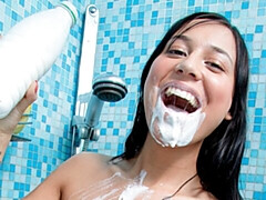 Amateur, Culo grande, Tetas grandes, Penetracion con dedos, Ducha, Solo, Estriptis, Adolescente