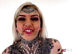 Grote mammen, Geschoren, Softcore pornografie, Alleen, Tatoeage