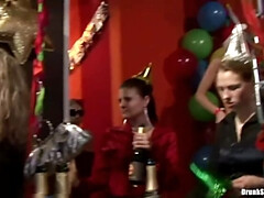 Noire, Brunette brune, Homme nu et filles habillées, Tir de sperme, Faciale, Lingerie, Jarretelles, Echangistes