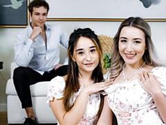 18 ans, Gros cul, Sucer une bite, En levrette, 2 femmes 1 homme, Seins naturels, Adolescente, Nénés