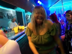 Rubia, Vestidas, Corridas, Bailar, Muñeca, Interracial, Fiesta, Mojado