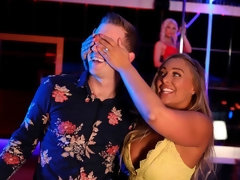 In den arsch, Grosser arsch, Blondine, Hundestellung, Handjob, Absätze, Schreiend, Tätowierung