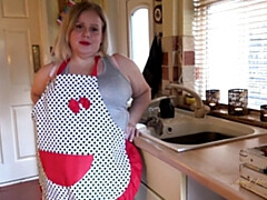 Belle grosse femme bgf, Blonde, Britannique, Plantureuse, Rondelette, Cuisine, Mère que j'aimerais baiser, Seins naturels