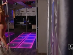 Blondine, Französisch, Absätze, Küssen, Piercing, Muschi, Tätowierung, Vibrator