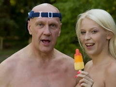 Blondine, Handjob, Küssen, Im freien, Rasiert, Dürr, Jungendliche (18+), Titten