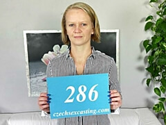 Enthousiasteling, Grote lul, Blond, Pijpbeurt, Tsjechisch, Handbeurt, Natuurlijke tieten, Kort haar