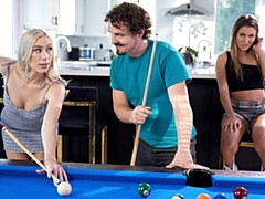 18 ans, Gros cul, Grosse bite, Gros seins, Sucer une bite, 2 femmes 1 homme, Maigrichonne, Adolescente