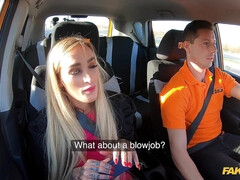 Leie, Grosse titten, Blasen, Hundestellung, Kleid, Handjob, Tätowierung, Titten