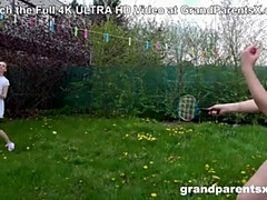 Pijpbeurt, Oudere vrouw, Kwartet, Opa, Rijpe lesbienne, Buiten, Strak, Tieten likken