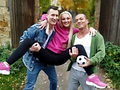 Gros cul, Grosse bite, Blonde, Sucer une bite, En levrette, Seins naturels, Adolescente, Nénés