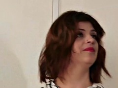 Naakte man aangeklede vrouw, Dominante vrouw, Handbeurt, Ondergoed, Moeder die ik wil neuken, Kantoor, Zuigen, Trio