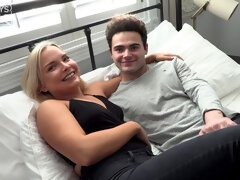 Grosser arsch, Blondine, Blasen, Hundestellung, Handjob, Küssen, Lecken, Titten