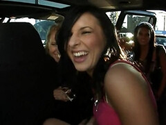 Grote kont, Blond, Pijpbeurt, Bruinharig, Auto, Sperma in gezicht, Handbeurt, Lesbisch