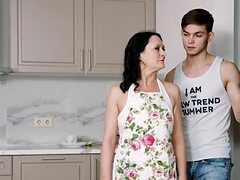 Chambre à dormir, Gros seins, Sucer une bite, Brunette brune, Tir de sperme, Hd, Russe, Seins flasques