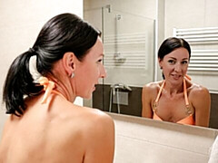 Culo grande, Morena, Penetracion con dedos, Masturbación, Madres para coger, Ducha, Solo, Estriptis