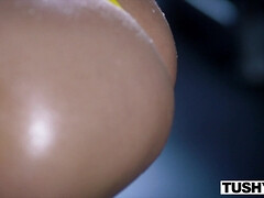 In den arsch, Blondine, Sporthalle, Milf, Natürlichen titten, Muschi, Reiten, Titten