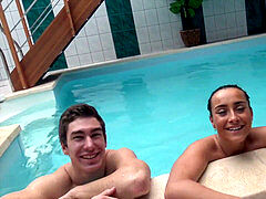 Blasen, Braunhaarige, Gehörnter ehemann, Europäisch, Geld, Realität, Jungendliche (18+)