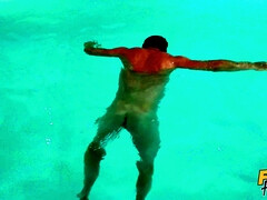 Lécher le cul, Noire, Queue, Européenne, 2 femmes 1 homme, Seins naturels, Piscine, Plan cul à trois