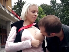 Grote mammen, Blond, Pijpbeurt, Sperma shot, Europees, Sperma in gezicht, Moeder die ik wil neuken, Buiten