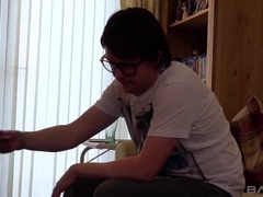 Sucer une bite, Brunette brune, Tir de sperme, Lunettes, Piercing, Pov, Réalité, Tatouage