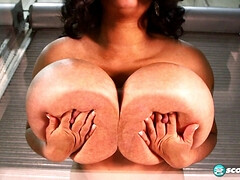 Gros seins, Brunette brune, Plantureuse, Lunettes, Naturelle, Seins naturels, Solo, Nénés