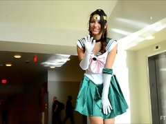 In den arsch, Tanzen, Masturbation, Orgasmus, Öffentlich, Solo, Spielzeuge, Unter dem rock