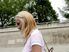 Enthousiasteling, Blond, Europees, Latijnse vrouw, Geld, Natuurlijke tieten, Buiten, Gezichtspunt