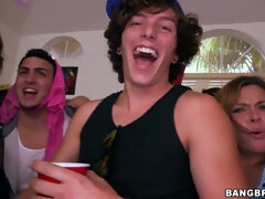 Grote mammen, Sperma shot, Slaapzaal, Groep, Hardcore, Pornster, Openbaar, Tieten likken