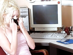 Leie, Blondine, Fingern, Masturbation, Büro, Kurzes haar, Solo, Entkleiden