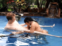 Amateur, Américain, Nana, Couple, Faciale, Petite femme, Piscine, Serré