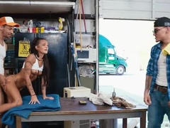 Grosser schwanz, Grosse titten, Blondine, Braunhaarige, Spermaladung, Handjob, Hd, Flotter dreier