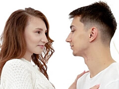 Grosse bite, Sucer une bite, En levrette, Seins naturels, Cheveux courts, Maigrichonne, Adolescente, Nénés