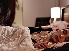 Спальня, Черные, Блондинки, Межрасовый секс, Лесбиянка, Лизание, Соски, Киски