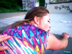 Blasen, Braunhaarige, Pummelig, Geld, Im freien, Höschen, Öffentlich, Muschi