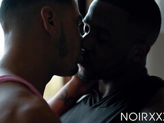 Grosse bite, Sucer une bite, Gorge profonde, En levrette, Faciale, Branlette thaïlandaise, Interracial, Embrassement