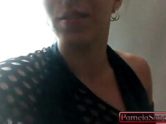 Gros cul, Gorge profonde, En levrette, Poilue, Fille latino, Public, Rasée, Voyeur