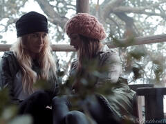 Kont, Grote mammen, Bruinharig, Lesbisch, Likken, Sokken, Tatoeage, Tieten likken