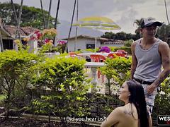 デカ尻, ビキニ, フェラチオ, Hd, 淫乱熟女, 3p男男女, アウトドア, 三人