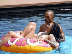 Grosse titten, Bikini, Blasen, Schwanz, Interrassisch, Latina, Im freien, Pool