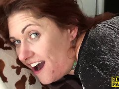 In den arsch, Grosse titten, Britisch, Geile alte tussi, Schwanz, Milf, Tätowierung