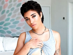 Slaapkamer, Grote kont, Grote mammen, Bruinharig, Hondjeshouding, Kort haar, Mager, Tiener