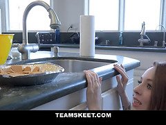 フェラチオ, イく瞬間, チン, 手コキする, ハードコア, キッチン, 息子, ティーン
