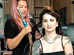 Enthousiasteling, Bruinharig, Vingeren, Alleen, Strippen, Tiener, Tieten likken, Speelgoed