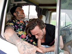 Anal, Sucer une bite, Voiture, En levrette, Homosexuelle, Branlette thaïlandaise, Masturbation, Tatouage