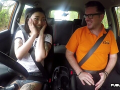 Tetas grandes, Morena, Coche, Corridas faciales, Al aire libre, Pov, Tatuaje, Tetas