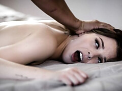 Cul, Chambre à dormir, Grosse bite, Sucer une bite, En levrette, Seins naturels, Maigrichonne, Adolescente