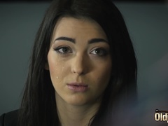 Chambre à dormir, Sucer une bite, Brunette brune, Tir de sperme, Gorge profonde, Branlette thaïlandaise, Embrassement, Piercing