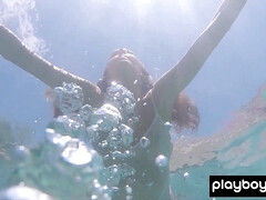 Brunette brune, Nue  à poil, Seins naturels, De plein air, Chatte, Rasée, Solo, Nénés