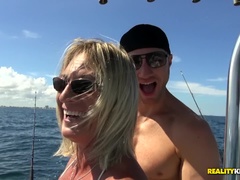 Tussi, Bikini, Blondine, Blasen, Aufs gesicht abspritzen, Milf, Realität, Rasiert