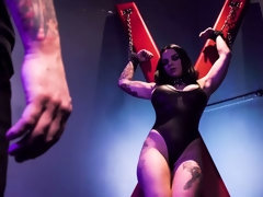 Bondage, En levrette, Domination, Branlette thaïlandaise, Hard, Mère que j'aimerais baiser, Tatouage, Nénés